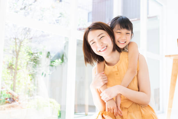 アジアの母と娘 - 家族　笑顔 ストックフォトと画像