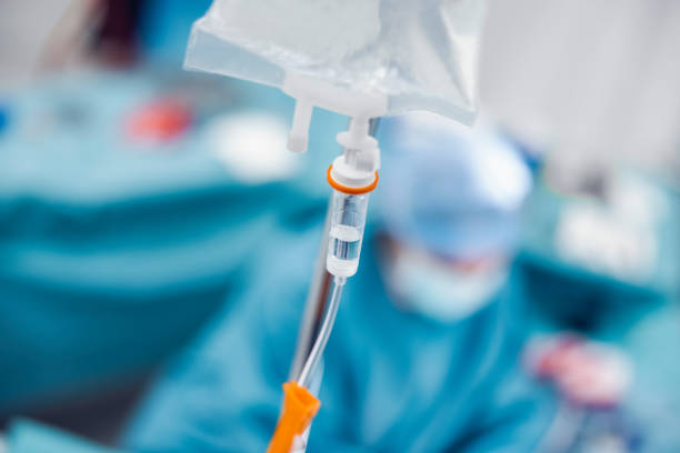 primer plano de la bolsa de goteo iv - intravenous infusion fotografías e imágenes de stock