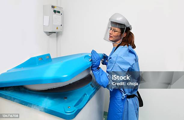 容器に液体 Nitrogendoctor Hazmat スーツでの作業 - 液体窒素のストックフォトや画像を多数ご用意 - 液体窒素, クリーンスーツ, バイオテクノロジー