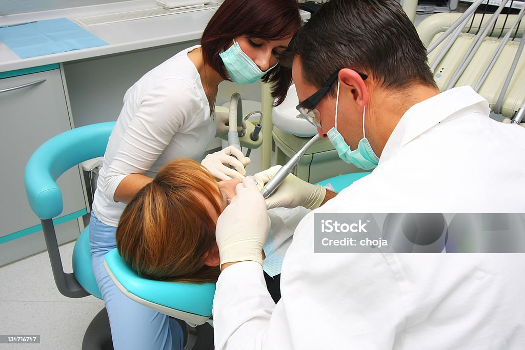 Graziosa giovane ragazza presso il dentista - Foto stock royalty-free di Adulto