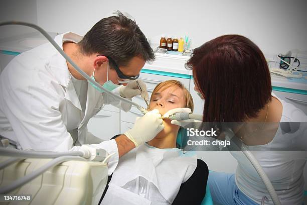 Foto de Linda Garota Jovem No Dentista e mais fotos de stock de Consultório Dentário - Consultório Dentário, Dentista, Equipamento dentário