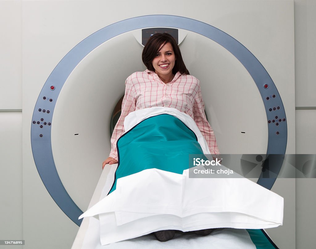 Młoda dziewczyna z tomografia komputerowa machine Oczekiwanie na egzamin - Zbiór zdjęć royalty-free (Dane)