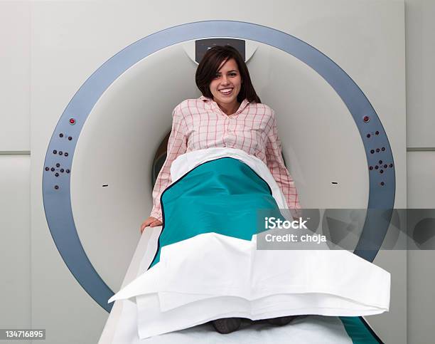 Młoda Dziewczyna Z Tomografia Komputerowa Machine Oczekiwanie Na Egzamin - zdjęcia stockowe i więcej obrazów Dane