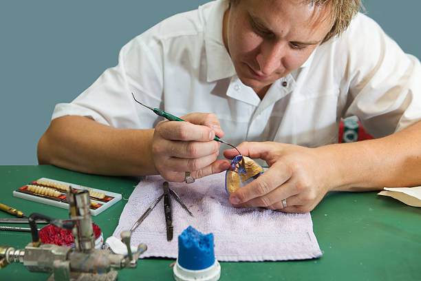 fabricación de hombre prosthesis.young dental, dentista en el trabajo técnico - technician dentures prosthetic equipment workshop fotografías e imágenes de stock