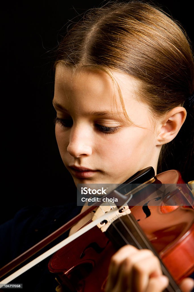 Retrato de jovem violinistas com o velho violino e valiosos. - Foto de stock de Arco - Equipamento Musical royalty-free