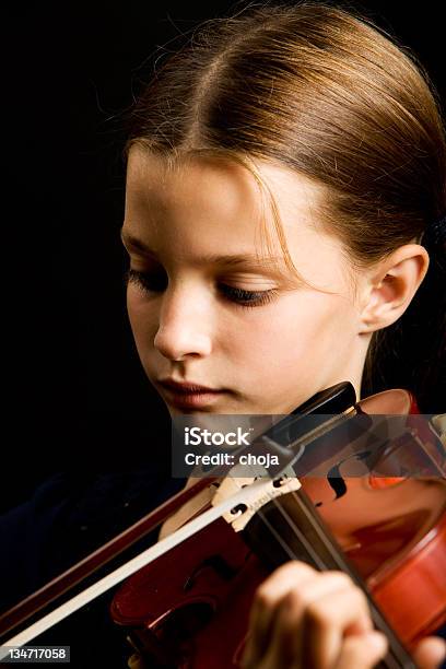Foto de Retrato De Jovem Violinistas Com O Velho Violino E Valiosos e mais fotos de stock de Arco - Equipamento Musical