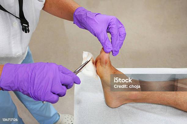 Krankenschwester Ist Die Änderung Bandage Für Eine Patientwound Zu Fuß Stockfoto und mehr Bilder von Auftragen