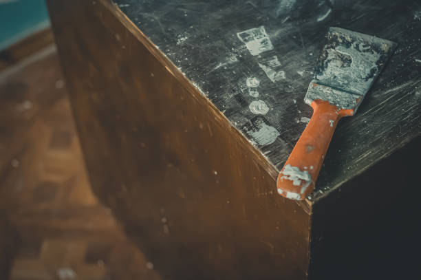 istock Construction dirty spatula. Spatula stained with cement. Repair in the apartment. Selective focus, grain 1347185643