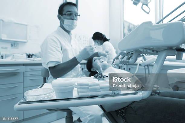 Lambulatorio Dentistico - Fotografie stock e altre immagini di Adulto - Adulto, Ambulatorio dentistico, Analizzare