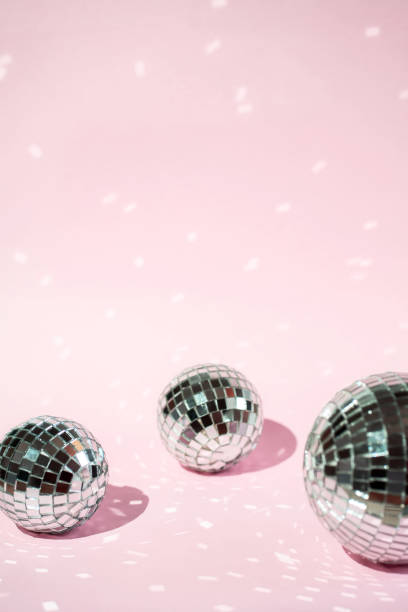 background of colorful christmas decor on a pink background. shiny balls on a pink background. - balão enfeite imagens e fotografias de stock