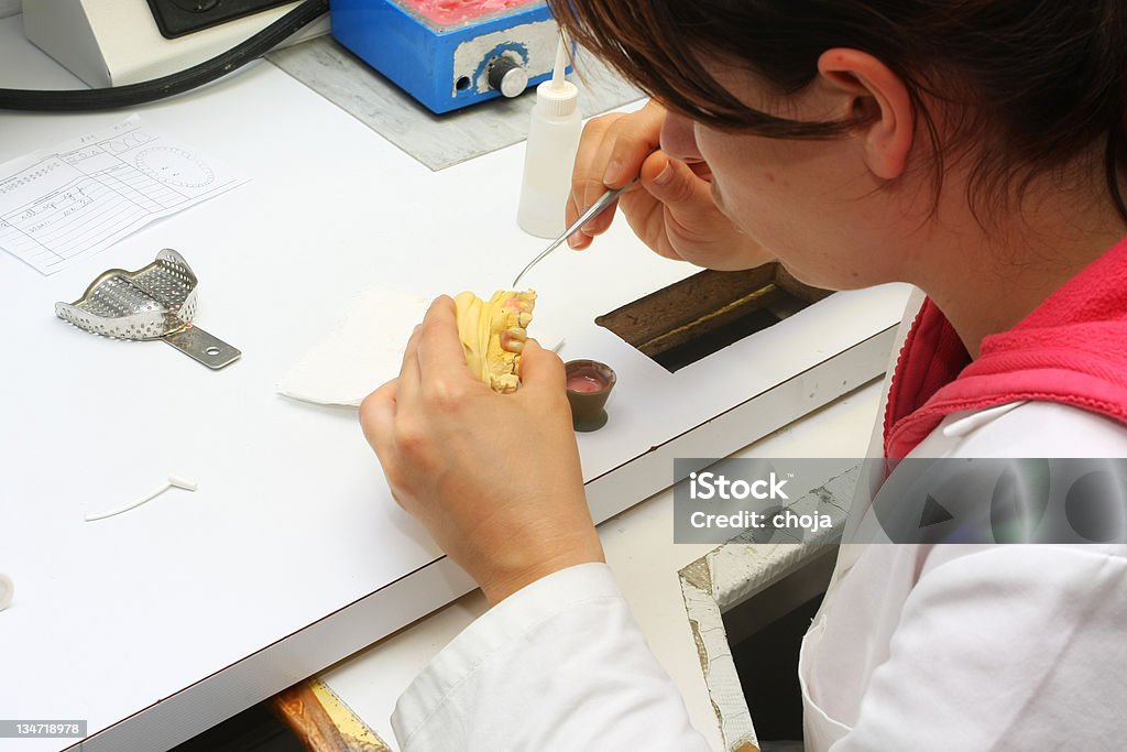 Herstellung von dental prosthesis.young Frau, dental Techniker bei der Arbeit - Lizenzfrei Kunsthandwerker Stock-Foto