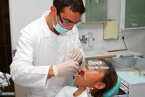 Joven Hermosa Mujer En El Dentista Foto de stock y más banco de imágenes de Adulto - Adulto, Adulto joven, Agarrar