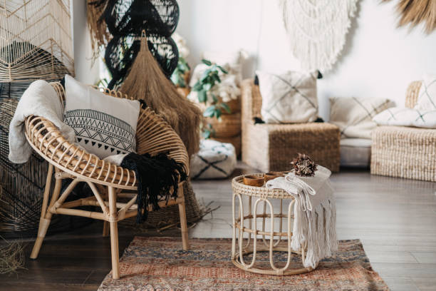 muebles cómodos en salón con interior boho - estilo boho fotografías e imágenes de stock