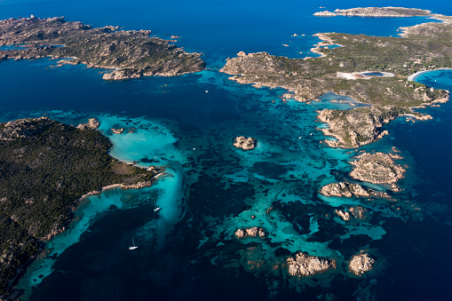 Vista desde arriba, impresionante vista aérea del archipiélago de La Maddalena con las islas Budelli, Razzoli y Santa Maia bañadas por aguas turquesas y claras. Cerdeña, Italia. photo