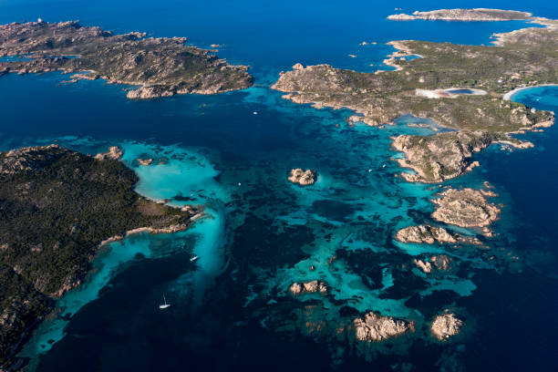 vue d’en haut, vue aérienne imprenable sur l’archipel de la maddalena avec les îles budelli, razzoli et santa maia baignées par une eau turquoise et claire. sardaigne, italie. - archipel photos et images de collection