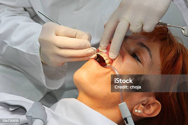 Dentista No Trabalho - Fotografias de stock e mais imagens de Adulto - Adulto, Analisar, Branco