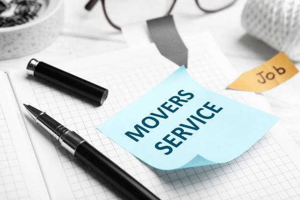 istock Reminder note with phrase MOVERS SERVICE and stationery on table, closeup 1347207509