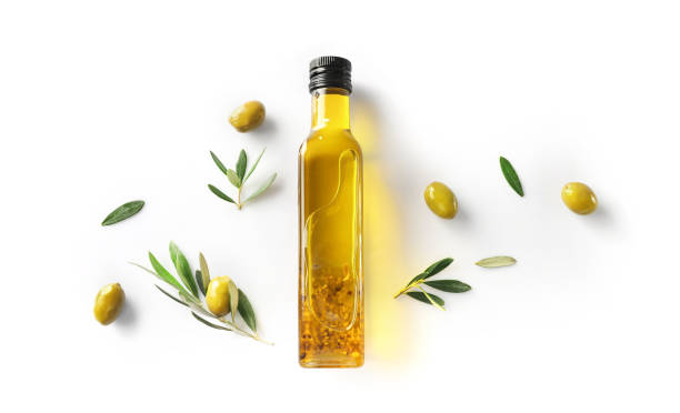 gałązka oliwna i butelka oliwy z oliwek izolowane na białym tle. - olive oil bottle olive cooking oil zdjęcia i obrazy z banku zdjęć