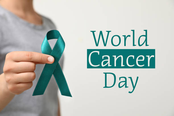 mulher segurando fita verde contra fundo de luz, close-up. dia mundial do câncer - cancer victim - fotografias e filmes do acervo
