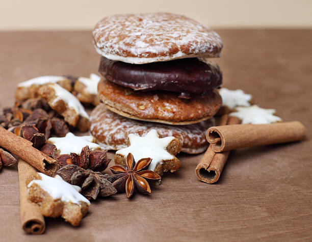 pan de jengibre - anise baked biscuit brown fotografías e imágenes de stock