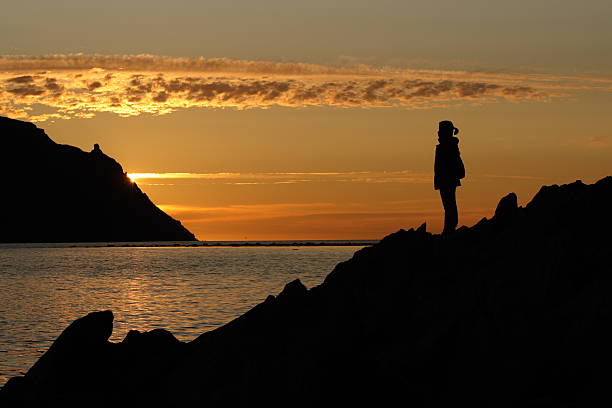 mujer de pie en la costa de terranova - rule of third fotografías e imágenes de stock