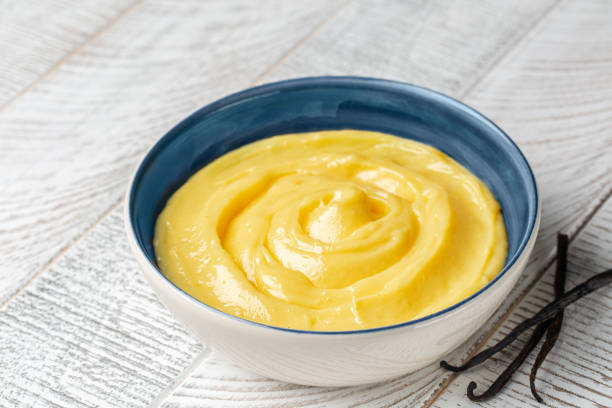 crema pastelera de vainilla casera - crema de natillas fotografías e imágenes de stock