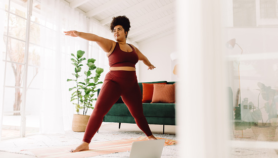 Mujer sana haciendo ejercicio en casa photo