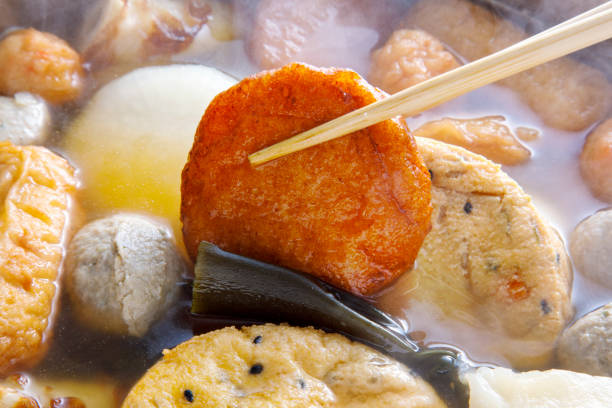 Grind the fish meat to make the filling. It is often cooked in cold weather.