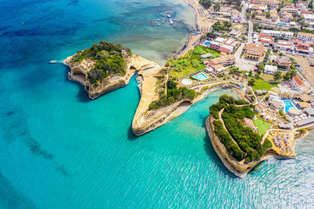 widok z lotu ptaka na kanał d'amour na wyspie sidari corfu, grecja - corfu greece sea beach zdjęcia i obrazy z banku zdjęć