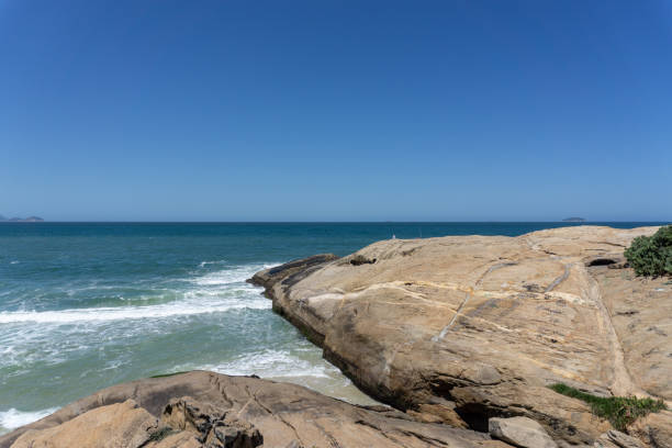 Known for its half-moon-shaped beaches, Copacabana is one of Rio's most lively areas. The sandy beaches and mosaic-tiled promenade attract locals and tourists to enjoy a variety of 24-hour activities. conocida por sus playas en forma de media luna, copacabana es una de las zonas más animadas de río. las playas de arena y el paseo marítimo de azulejos de mosaico atraen a lugareños y turistas para disfrutar de una variedad de actividades las 24 horas.