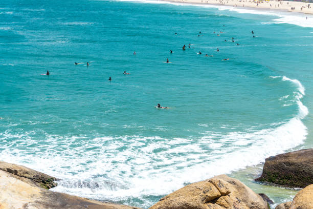 Known for its half-moon-shaped beaches, Copacabana is one of Rio's most lively areas. The sandy beaches and mosaic-tiled promenade attract locals and tourists to enjoy a variety of 24-hour activities. conocida por sus playas en forma de media luna, copacabana es una de las zonas más animadas de río. las playas de arena y el paseo marítimo de azulejos de mosaico atraen a lugareños y turistas para disfrutar de una variedad de actividades las 24 horas.
