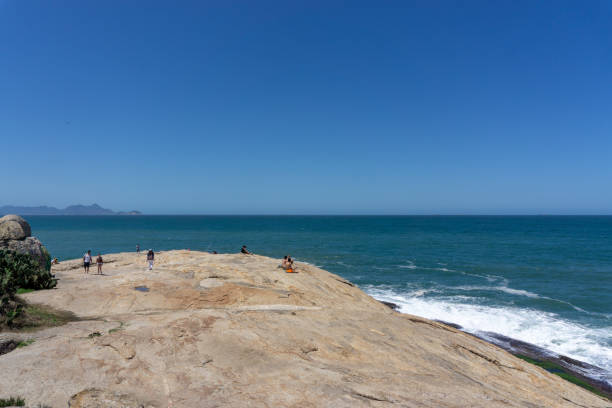 Known for its half-moon-shaped beaches, Copacabana is one of Rio's most lively areas. The sandy beaches and mosaic-tiled promenade attract locals and tourists to enjoy a variety of 24-hour activities. conocida por sus playas en forma de media luna, copacabana es una de las zonas más animadas de río. las playas de arena y el paseo marítimo de azulejos de mosaico atraen a lugareños y turistas para disfrutar de una variedad de actividades las 24 horas.