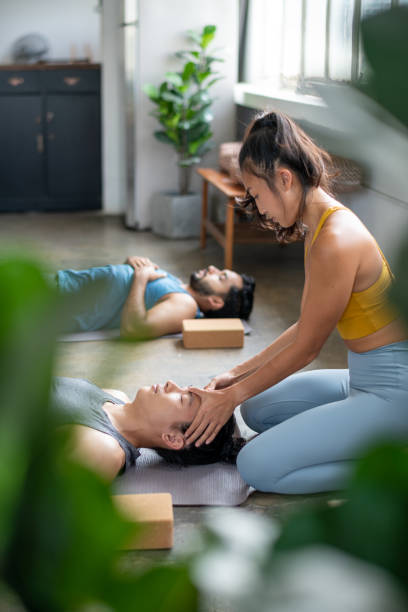 young asian yoga students and yoga instructor in yoga class stock photo - choicesea 個照片及圖片檔