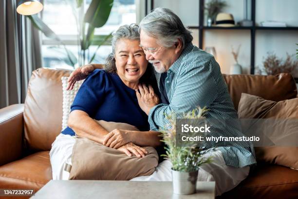 Old Senior Asian Retired Couple Enjoy Talking Conversation Together On Sofa With Happiness Laugh Smile And Joyful At Homeasian Old Mature Adult Stay Home Quarantine Period Concept 照片檔及更多 老年人 照片