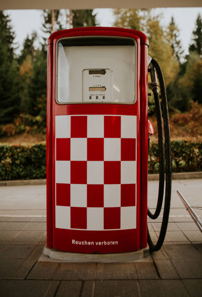 ancienne station-service - station retro revival gas station old photos et images de collection