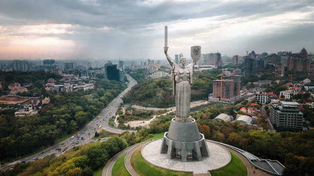 patria (kiev) - statue history flag sculpture foto e immagini stock