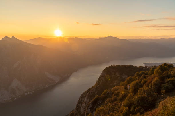 日没時のコモ湖の空中写真 - comune di lecco ストックフォトと画像