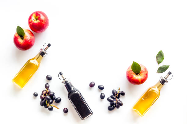 sidra de manzana y vinagre balsámico en botellas con uvas y manzanas rojas - balsamic vinegar bottle vinegar red wine fotografías e imágenes de stock