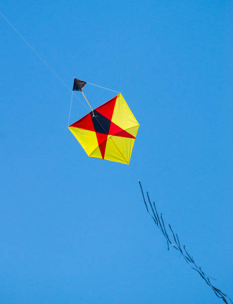 青空に飛ぶ幾何学的なデザインを持つ凧 - 凧 ストックフォトと画像