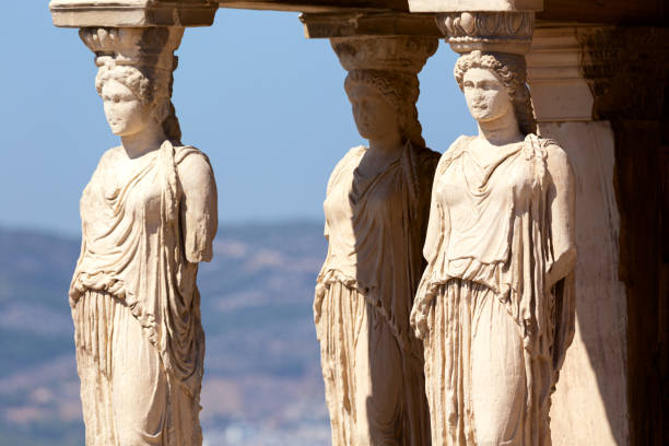 particolare del portico cariatide sull'acropoli, atene, grecia. antico eretteo o tempio di eretteo. punto di riferimento di fama mondiale sulla collina dell'acropoli. - greece acropolis parthenon athens greece foto e immagini stock