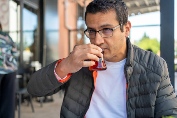 portrait d’un homme buvant du thé turc dans un café - restaurant business person setting the table clothing photos et images de collection