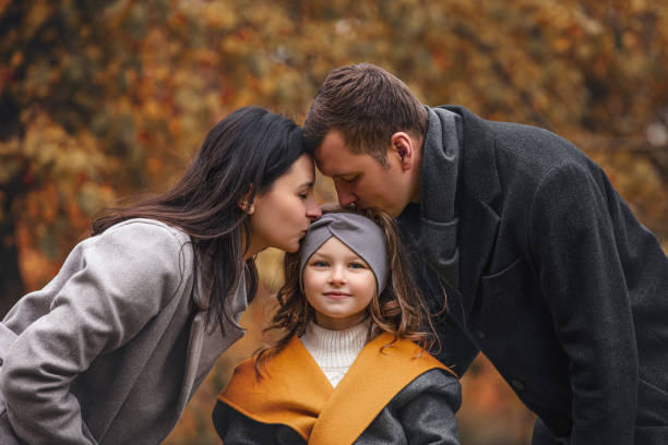 rodzina matka, ojciec, córka, piękna szczęśliwa razem jesienią w przyrodzie - couple autumn fashion male beauty zdjęcia i obrazy z banku zdjęć