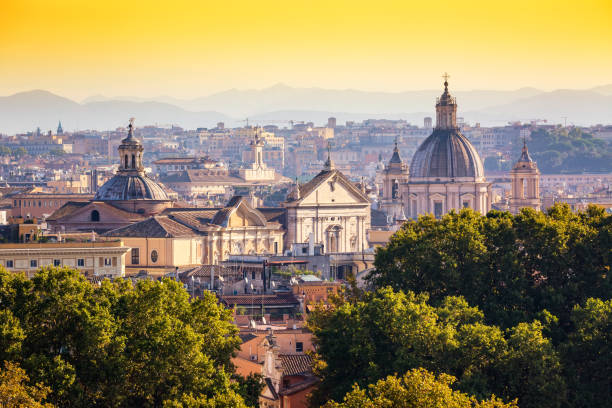 vista del paesaggio urbano del centro storico di roma, italia dal gianicolo durante la giornata di sole estivo. - high angle view famous place roman roman forum foto e immagini stock