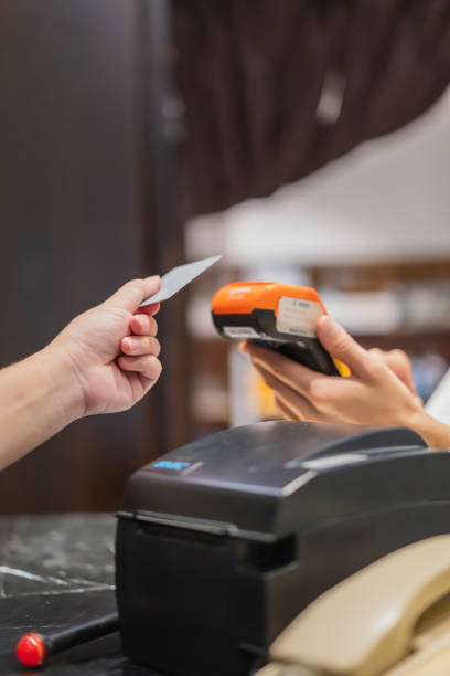 the waiter swipes the customer's credit card with a contact card reader to settle the goods payment - bar code reader wireless technology computer equipment imagens e fotografias de stock