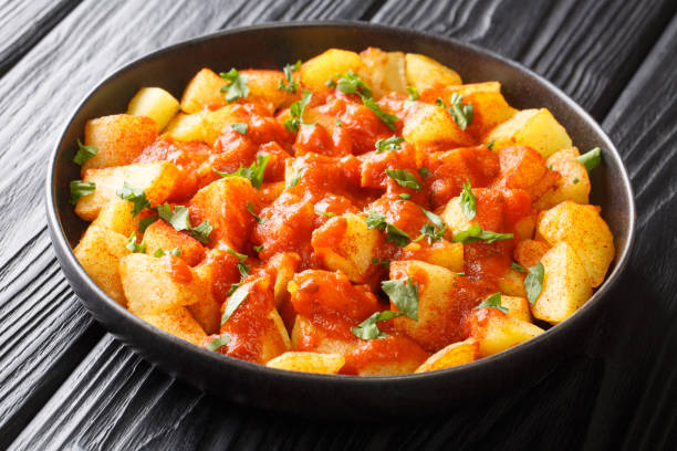 patatas bravas recette de pommes de terre frites avec sauce bravas en gros plan dans l’assiette. horizontal - patatas bravas photos et images de collection