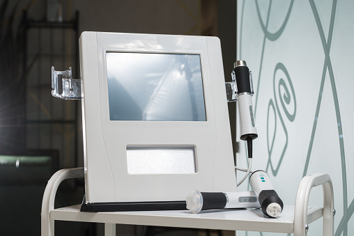 Dispositivo de cosmetología de hardware para el procedimiento de limpieza ultrasónica de la cara. Balneario. photo
