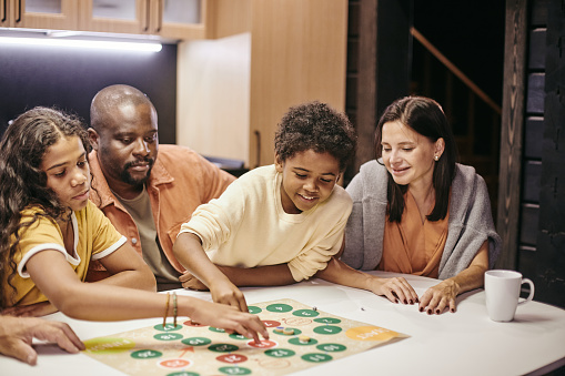 Familia jugando juegos de mesa juntos photo