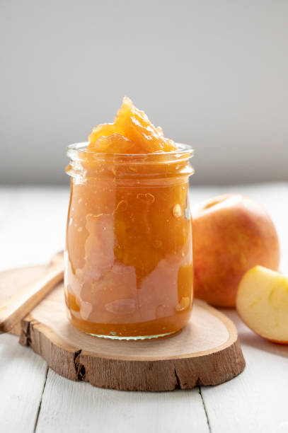 유리 항아리에 사과 잼, 맛있는 과일 잼, 소박한 스타일, 일 자연 광. - gelatin dessert orange fruit marmalade 뉴스 사진 이미지