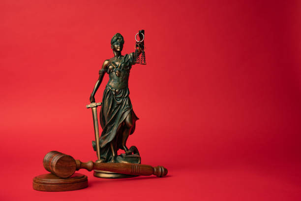 maza y la estatua de la justicia sobre fondo rojo - iustitia fotografías e imágenes de stock