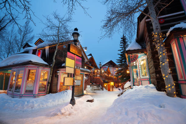 breckenridge, colorado, eua downtown streets à noite no inverno - colorado road mountain landscape - fotografias e filmes do acervo